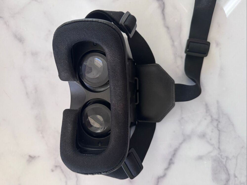 Virtual reality with smartphone cellphone headset black